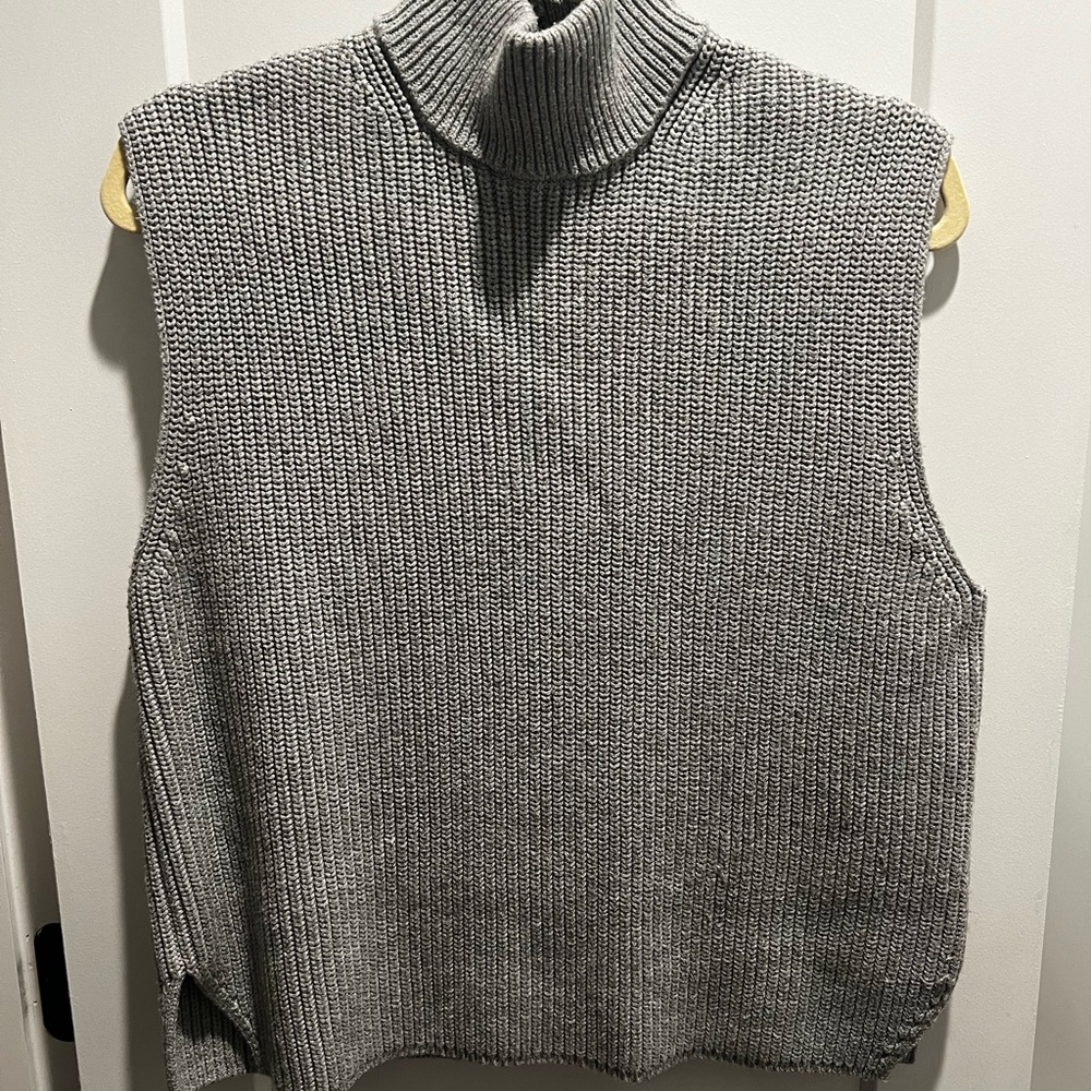 Like new, Abercrombie Sleeveless Turtleneck - Grey, size M
